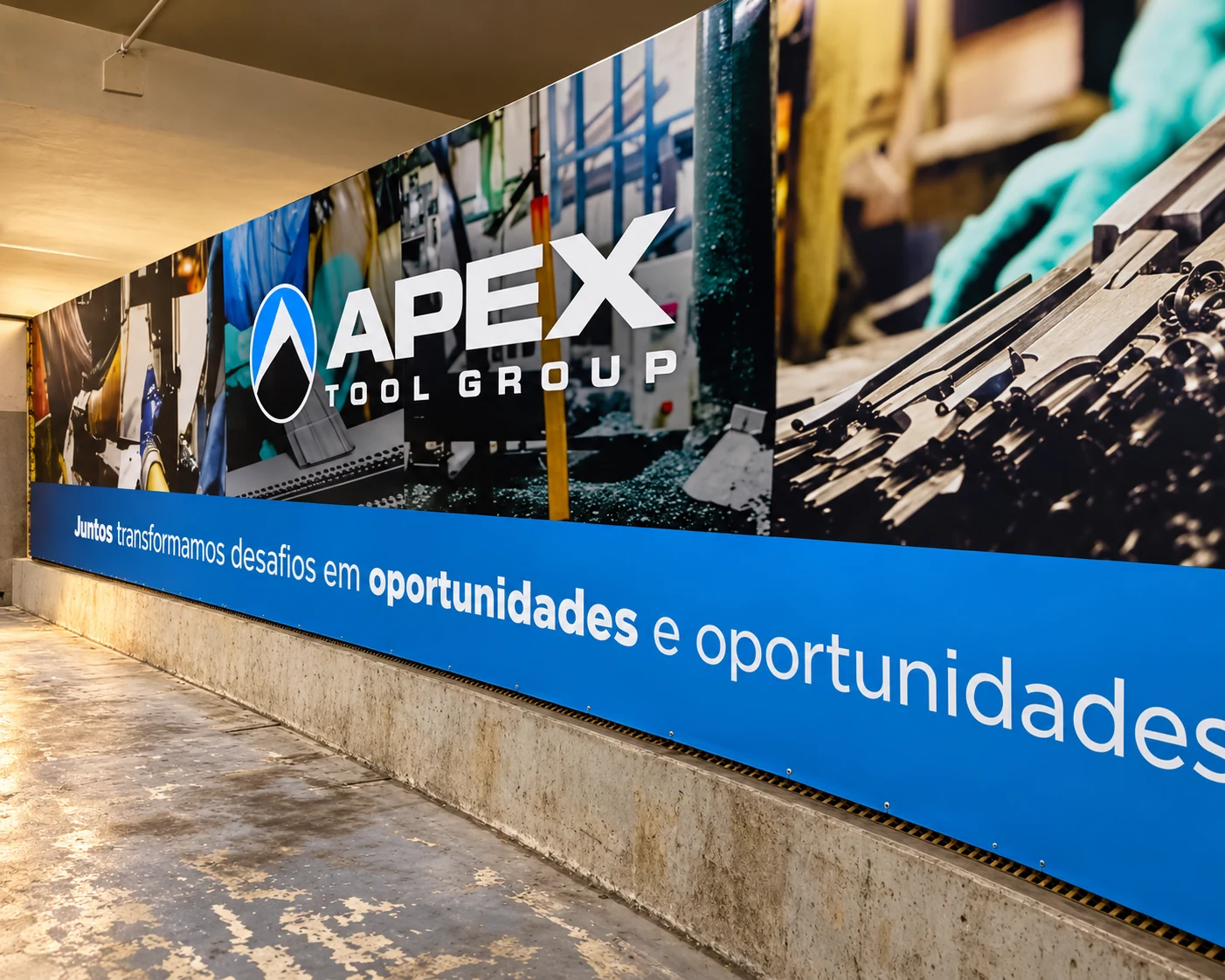 Painel APEX Tool Group com comunicação visual aplicada em grande formato