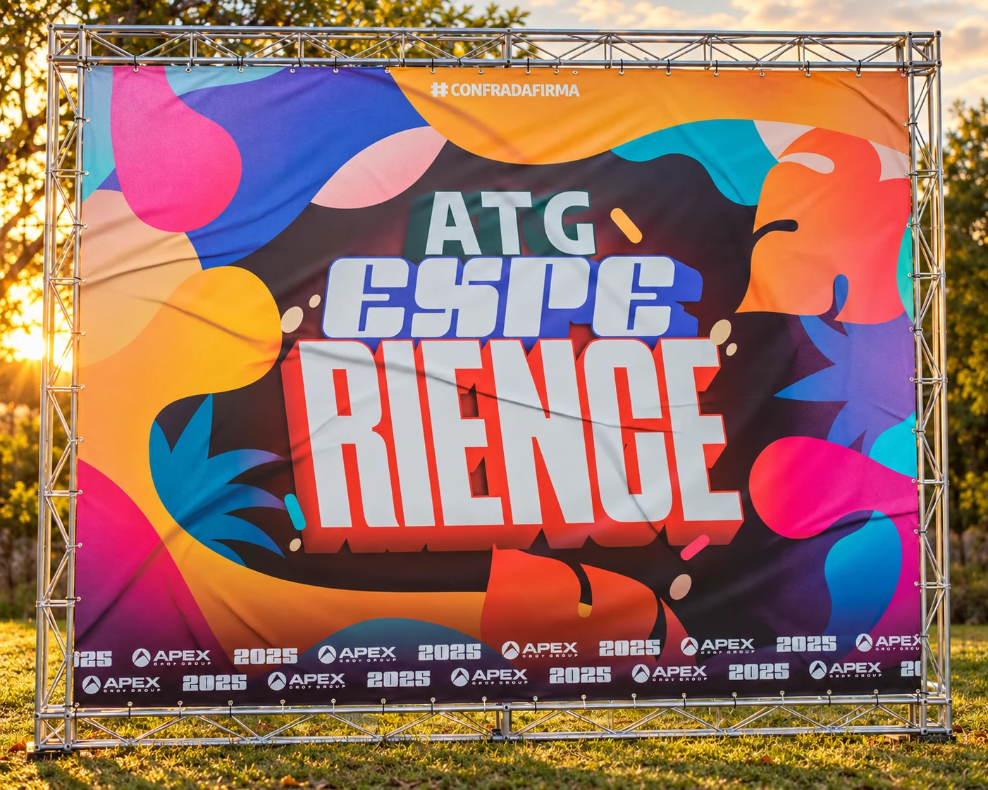 Painel colorido ATG Experience montado em estrutura para evento